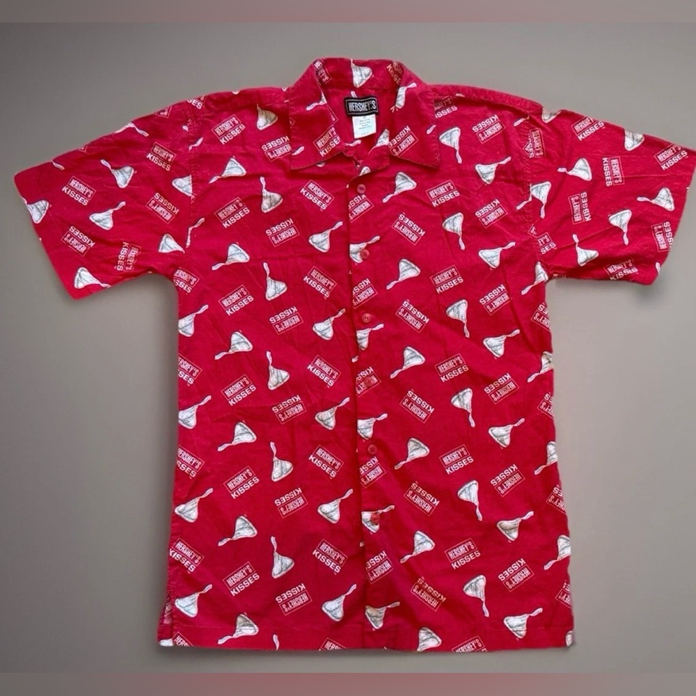 Hershey’s Kisses Men’s Size Medium Red Allover Print Short Sleeve Button Down M
